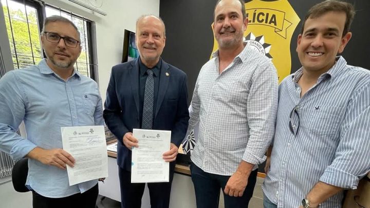 Associação, Sindicato Rural e CEA entregam ofício à chefia de Polícia durante inauguração de Delegacia Regional emAlegrete